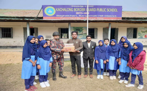 বাঘাইছড়িতে বিভিন্ন  স্কুলে শিক্ষা সামগ্রী বিতরণ করেছে বিজিবি