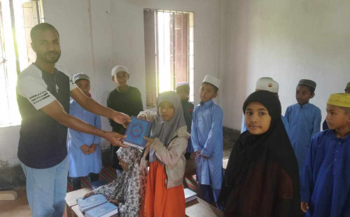 রনি'র উদ্যোগে জিপিএ-৫ প্রাপ্ত নূরানী শিক্ষার্থীদের মাঝে পবিত্র কুরআন শরীফ উপহার