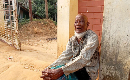 নানিয়ারচরে ৯০ বছরের বৃদ্ধা আব্দুল মান্নানের মানবেতর জীবন জাপন